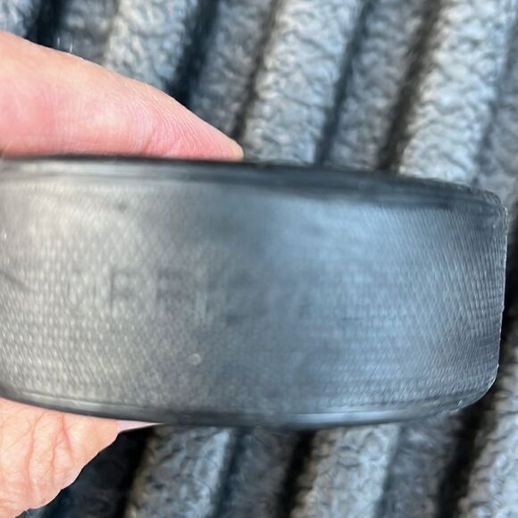Authentic Bauer ice hockey puck Lindsay Mfg - Picture 2 of 3